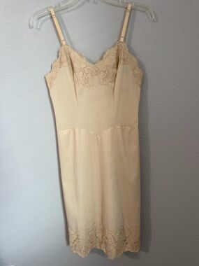 VINTAGE Vanity Fair Lace Trim Full Slip Made in USA Beige Nude Size 32